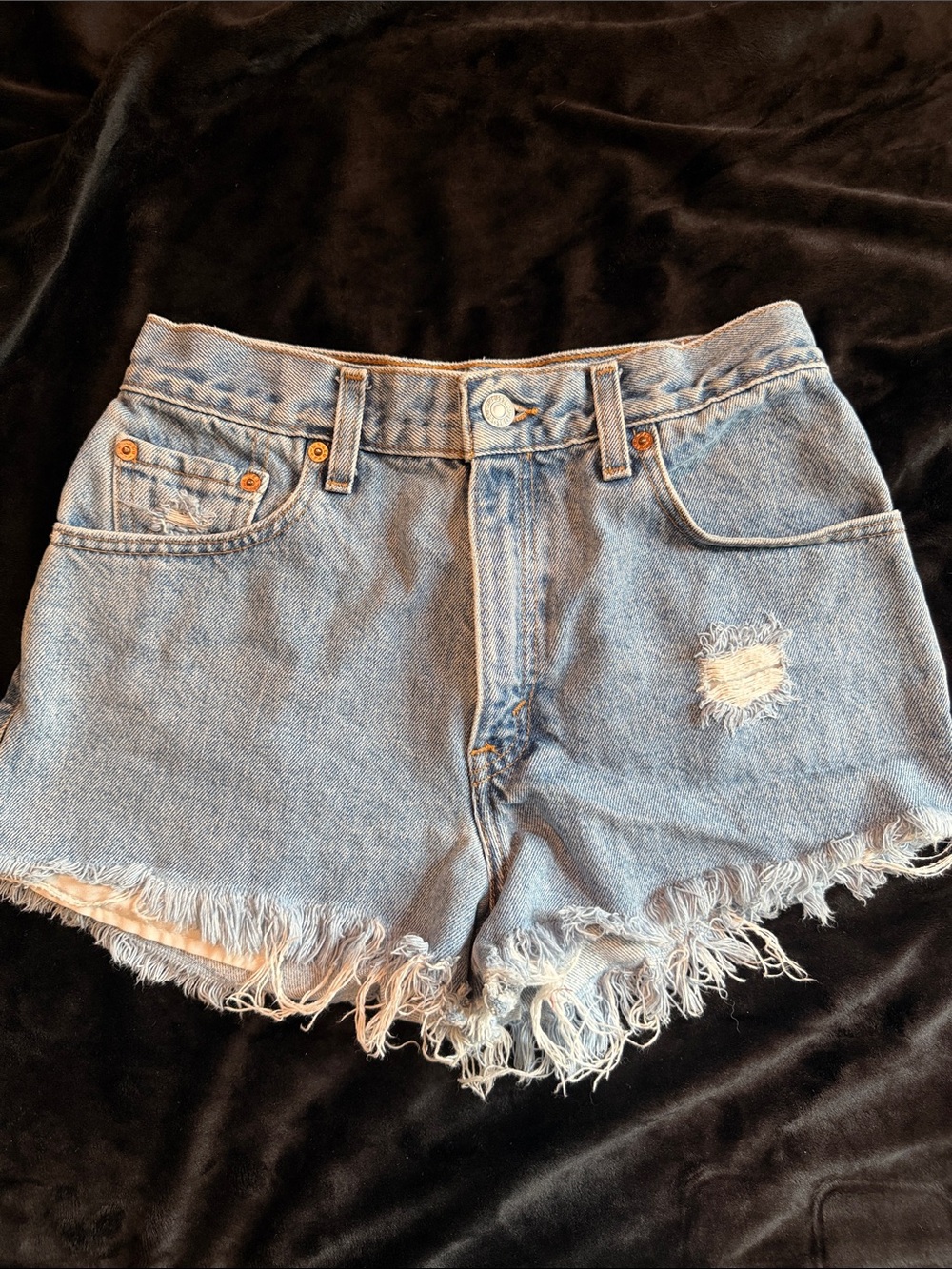 Juniors Levi’s 550 Shorts Light Blue Distressed Denim - Picture 2 of 3